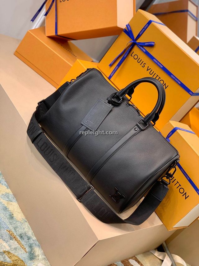 LOUIS VUITTON-M57088 루이비통 블랙 LV 에어로그램 키폴 반둘리에 40