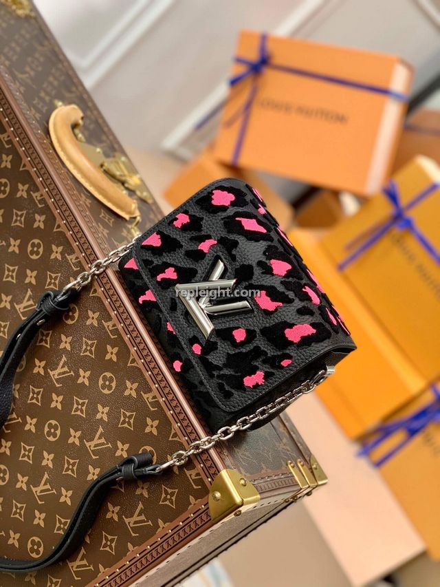 LOUIS VUITTON-M58569 루이비통 블랙 토뤼옹 가죽 트위스트 PM