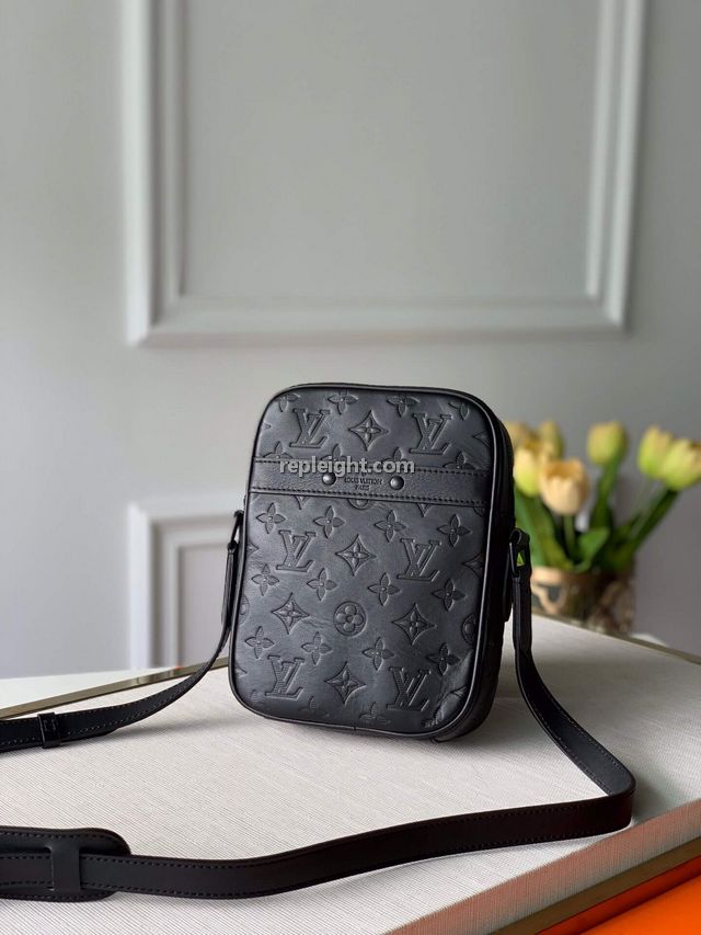 LOUIS VUITTON-M44972 루이비통 블랙 모노그램 다뉴브 슬림백