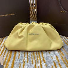 BOTTEGA VENETA-576227 보테가 베네타 타피오카 버터 카프스킨 파우치