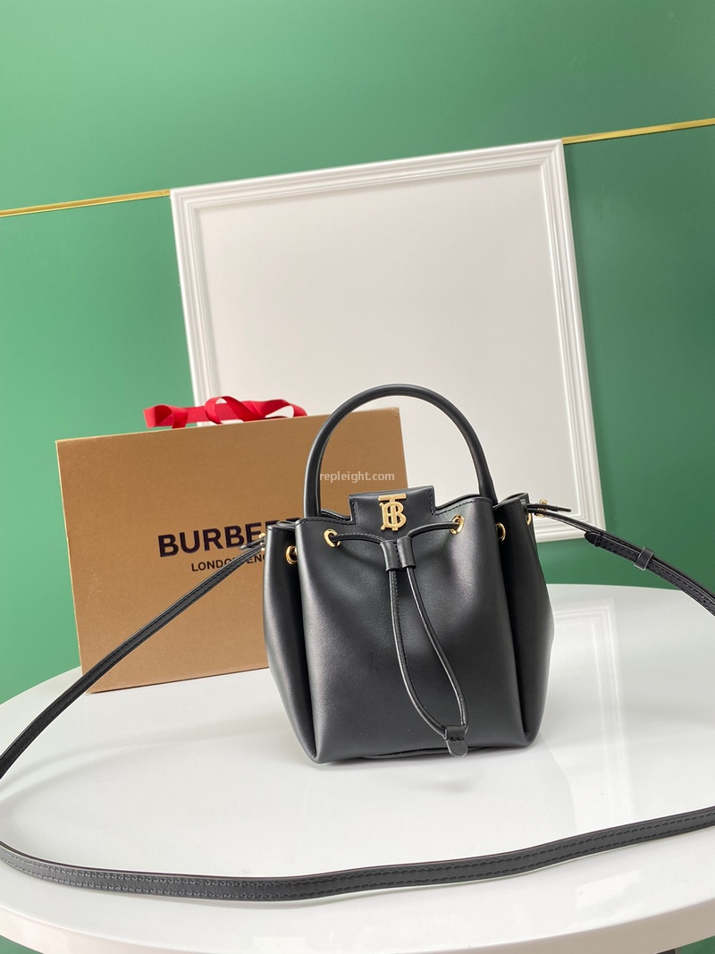 BURBERRY-80285411 버버리 블랙 모노그램 모티프 레더 버킷 백