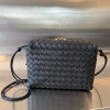 BOTTEGA VENETA- 680256V1G118425 미디 루프 카메라 백